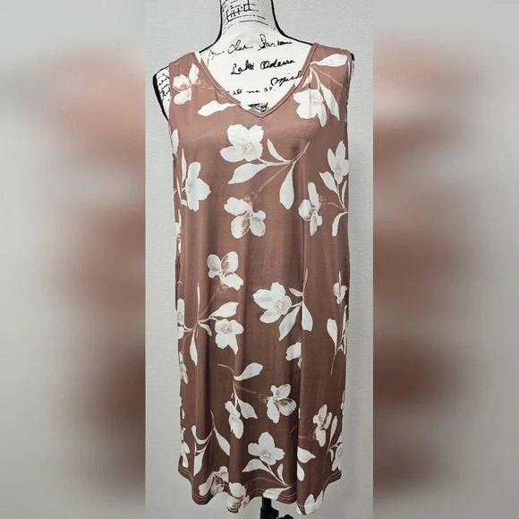 Bon Apple Tea Dresses & Skirts - Bon Apple Tea Coffee & White Floral Pocket Sleeveless V Neck Shift Dress Size S